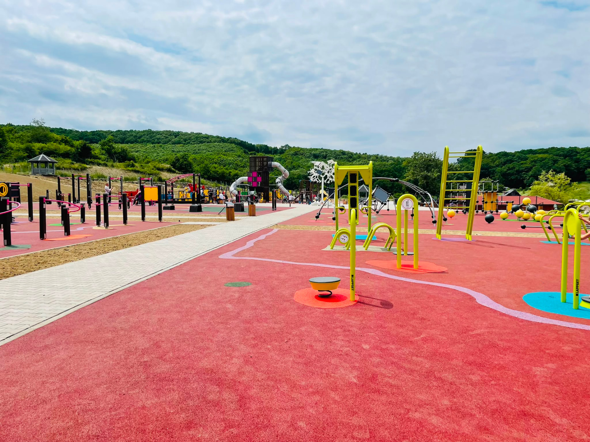 Parc de joacă modern și zonă de fitness în aer liber
