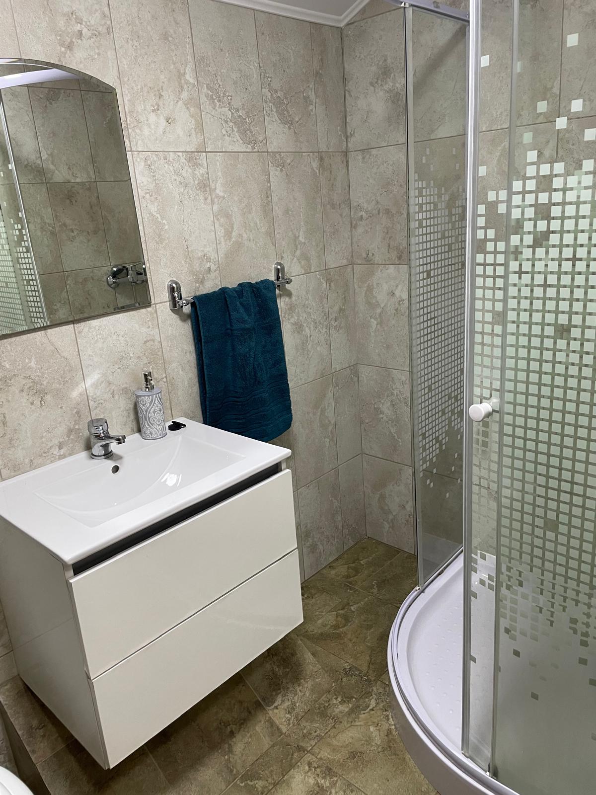 Baie modernă cu cabină de duș